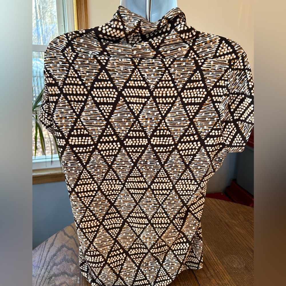 Triangles and dots blouse - Picture 4 of 6